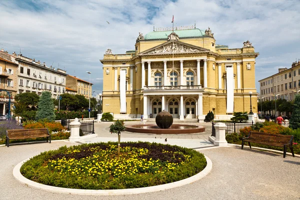 Касалисни Парк и здание театра в Риеке, Хорватия — стоковое фото
