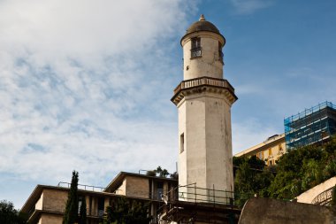 Cenova, İtalya deniz kıyısındaki eski beyaz deniz feneri