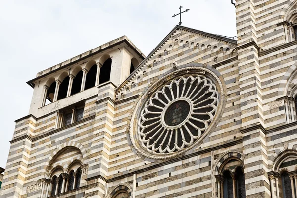 Close-up van saint lawrence (lorenzo) kathedraal in Genua, Italië — Stockfoto