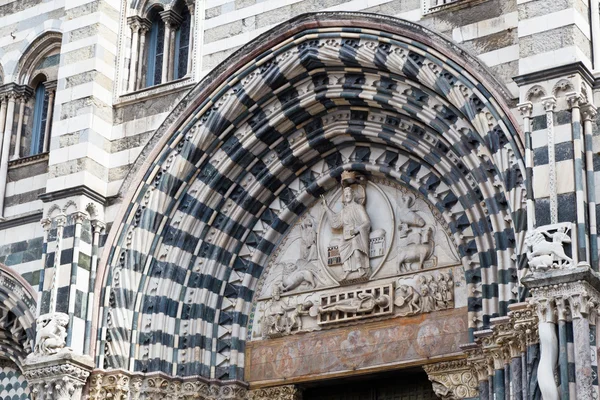 Arch Door of Saint Lawrence (Lorenzo) Cathedral in Genoa, Italy — Stock Photo, Image