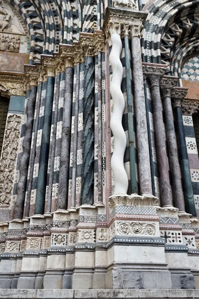 また、ジェノヴァでの聖ローレンス （ロレンツォ） 大聖堂の華やかな柱私は — ストック写真