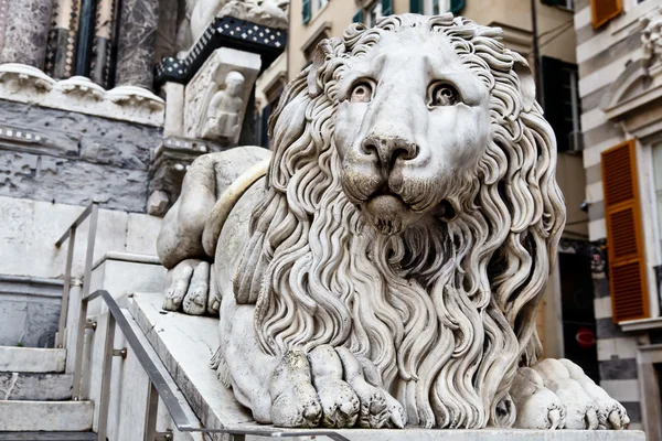 Marble Lion Guarding Cathedral of Saint Lawrence (Lorenzo) in Ge — Stock Photo, Image