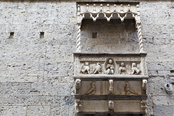 建物の大理石のバルコニーとジェノヴァ、イタリアの救済 — ストック写真