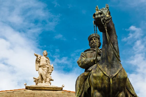 Статуя Джузеппе Гарибальди и муза с арфой в Генуе, Италия — стоковое фото