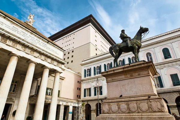 Статуя и оперный театр Джузеппе Гарибальди в Генуе, Италия — стоковое фото