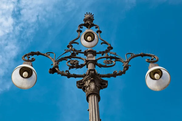 Sierlijke lantaarnpaal met drie lampen in Genua, Italië — Stockfoto