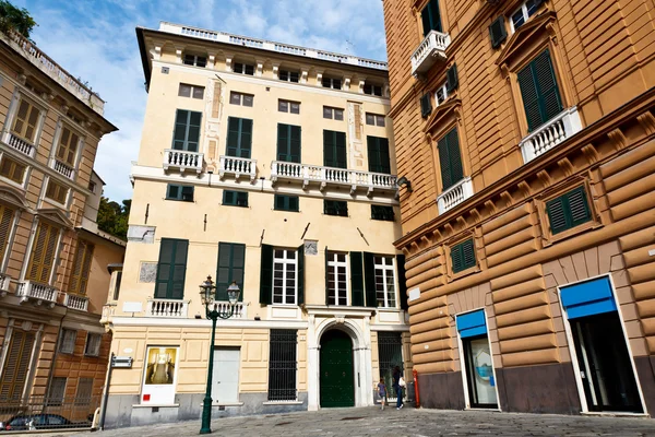 Traditionella lyktstolpe på gatorna i Genua i Italien — Stockfoto