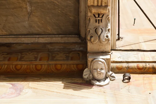 Mramorový reliéf šťastné tváře v Janově, Itálie — Stock fotografie