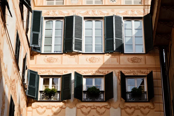 Яркий солнечный фасад дома в Генуе, Италия — стоковое фото
