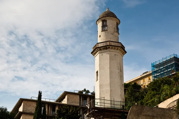 Stara Biała latarnia morska nad morzem w Genui, Włochy — Zdjęcie stockowe