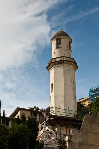 Білий маяк домінуючий на міський пейзаж Генуя, Італія — стокове фото
