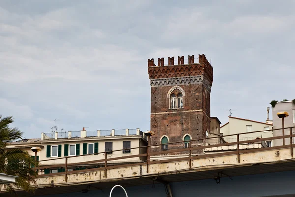 Красная оборонительная башня в Генуе — стоковое фото