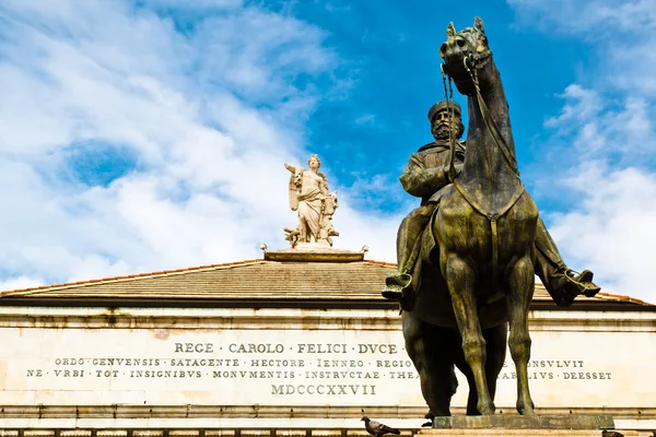 Statue et muse de Giuseppe Garibaldi avec harpe au sommet de l'opéra — Photo
