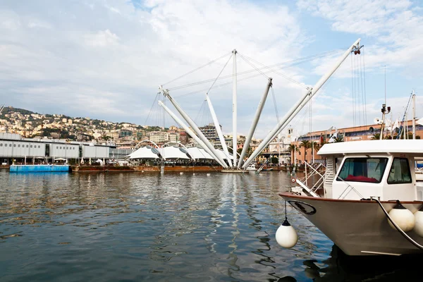 Genova oude haven haven met witte boot in een bewolkte dag, Italië — Stockfoto
