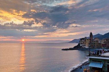 dramatik sunset Beach Camogli, İtalya