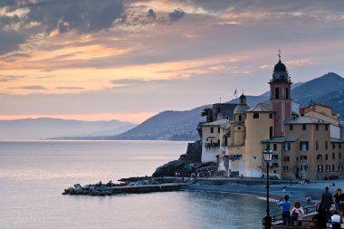 dramatik sunset Beach Camogli, İtalya