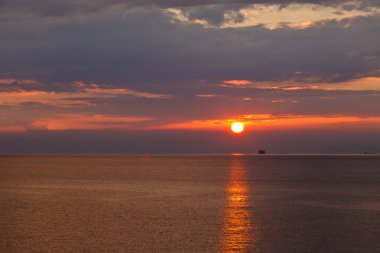 Yalnız gemi ve Cenova İtalya yakınındaki güzel gün batımı