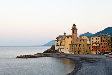 sabah pebble Beach köyün Camogli, İtalya