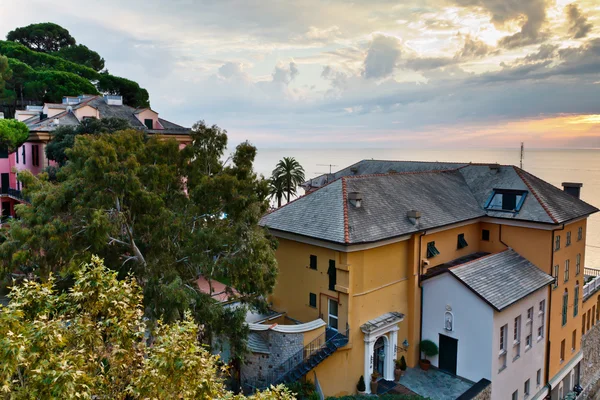 Sonnenuntergang Meer und Häuser im Ferienort Camogli bei Genua in Italien — Stockfoto