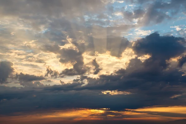 Pôr-do-sol dramático com nuvens vermelhas e douradas perto de Gênova, Itália — Fotografia de Stock