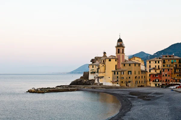 Mañana en la playa de guijarros en el pueblo de Camogli, Italia — Foto de Stock