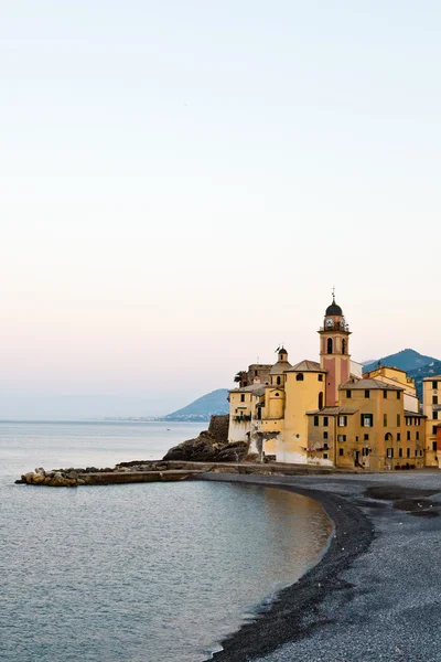 Rano przy kamienistej plaży w miejscowości camogli, Włochy — Zdjęcie stockowe