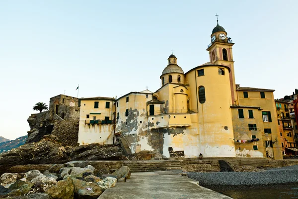 Kyrkan i byn camogli på morgonen, Italien — Stockfoto