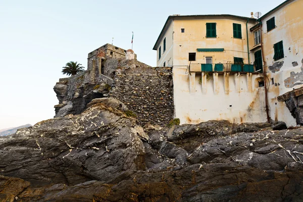 Medeltida slott i byn camogly på morgonen, Italien — Stockfoto