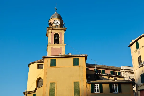 Klokkentoren in het dorp van camogli, Italië — Stockfoto