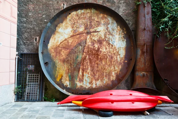 Величезний іржавий сковороді для риб у дворі в місті Camogli, Італія — стокове фото