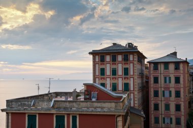 Camogli yakınındaki Cenova İtalya köy evleri ve gün batımı deniz