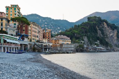 Sabah, İtalya, Camogli 'deki Pebble Plajı' nda.