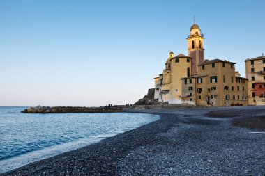 Meryem Ana Kilisesi Camogli şafakta, İtalya