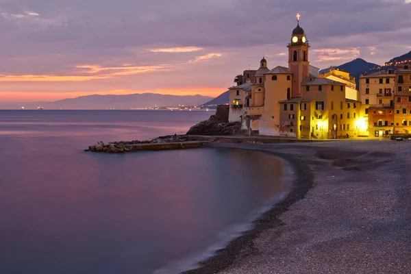 Hermosa puesta de sol en la playa de guijarros en Camogli cerca de Génova, Ital —  Fotos de Stock