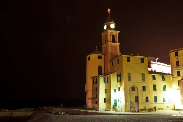 Kerk van de Maagd Maria in camogli's nachts, Italië — Stockfoto