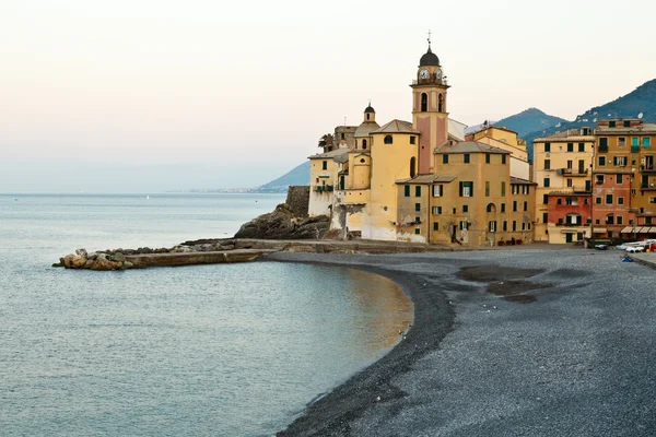 Rano przy kamienistej plaży w miejscowości camogli, Włochy — Zdjęcie stockowe