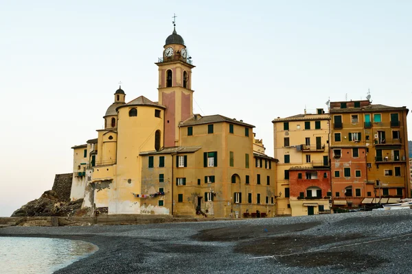 Kościół w miejscowości camogli rano, Włochy — Zdjęcie stockowe