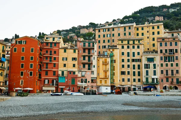 Kolorowe fasady domów na plaży Camogli, Włochy — Zdjęcie stockowe