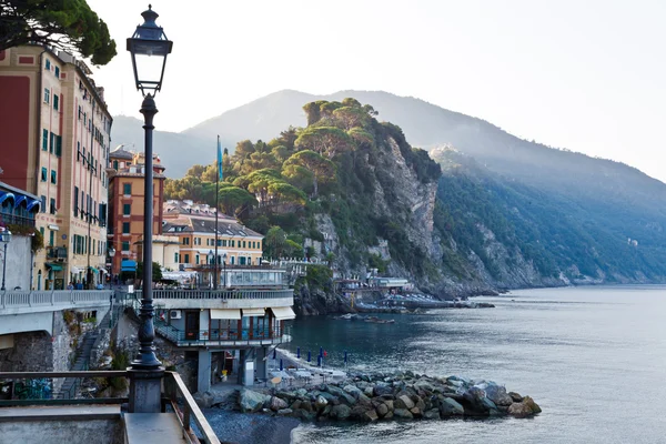 Poranek w Pebble Beach w Camogli, Włochy — Zdjęcie stockowe