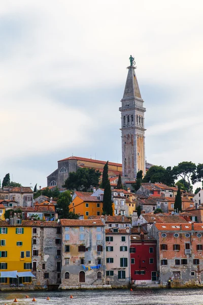 Cidade Velha de Rovinj e Igreja Santa Eufêmia na Croácia — Fotografia de Stock