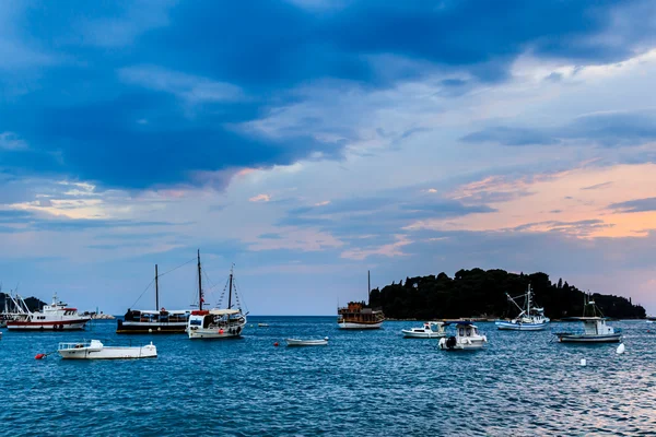 Jachten en boten in de buurt van rovinj bij zonsondergang, Kroatië — Stockfoto