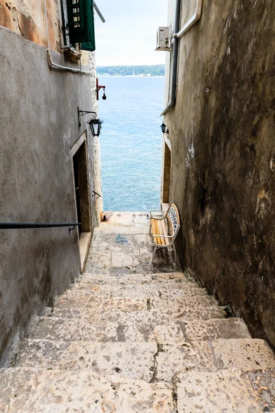 Keskeny lépcsőn, Rovinj, Horvátország-tenger — Stock Fotó
