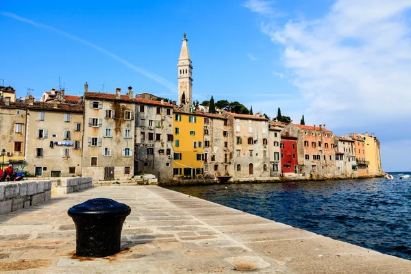 El muelle y la ciudad de Rovinj en la península de Istria en Croata — Foto de Stock