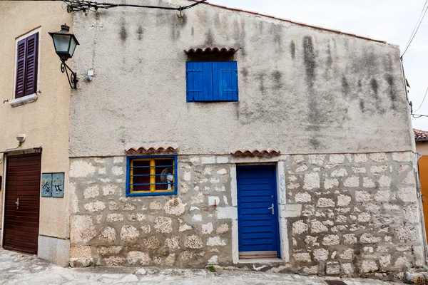 Pequeña casa tradicional con puerta azul en Rovinj, Croacia — Foto de Stock