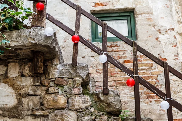 Holzgeländer mit roten und weißen Lampen in Rovinj, Kroatien — Stockfoto