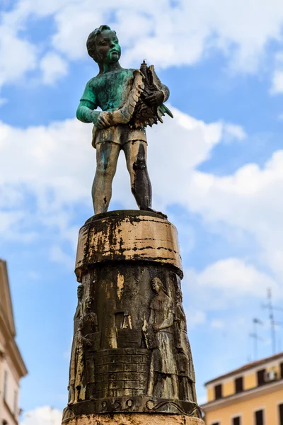 Statue in bronzo del ragazzo sulla piazza centrale di Rovigno, Croazia — Foto Stock