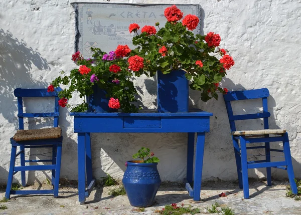 Typische Griekse binnenplaats met blauwe bloempotten. — Stockfoto