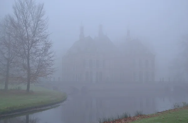 Castelo Duivenvoorde no nevoeiro . — Fotografia de Stock