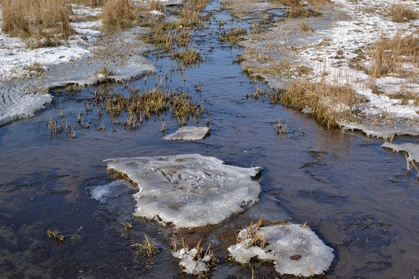 氷と雪で水路を凍結. — ストック写真