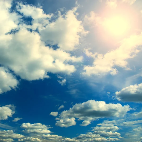 Cielo con nubes y sol en verano — Foto de Stock